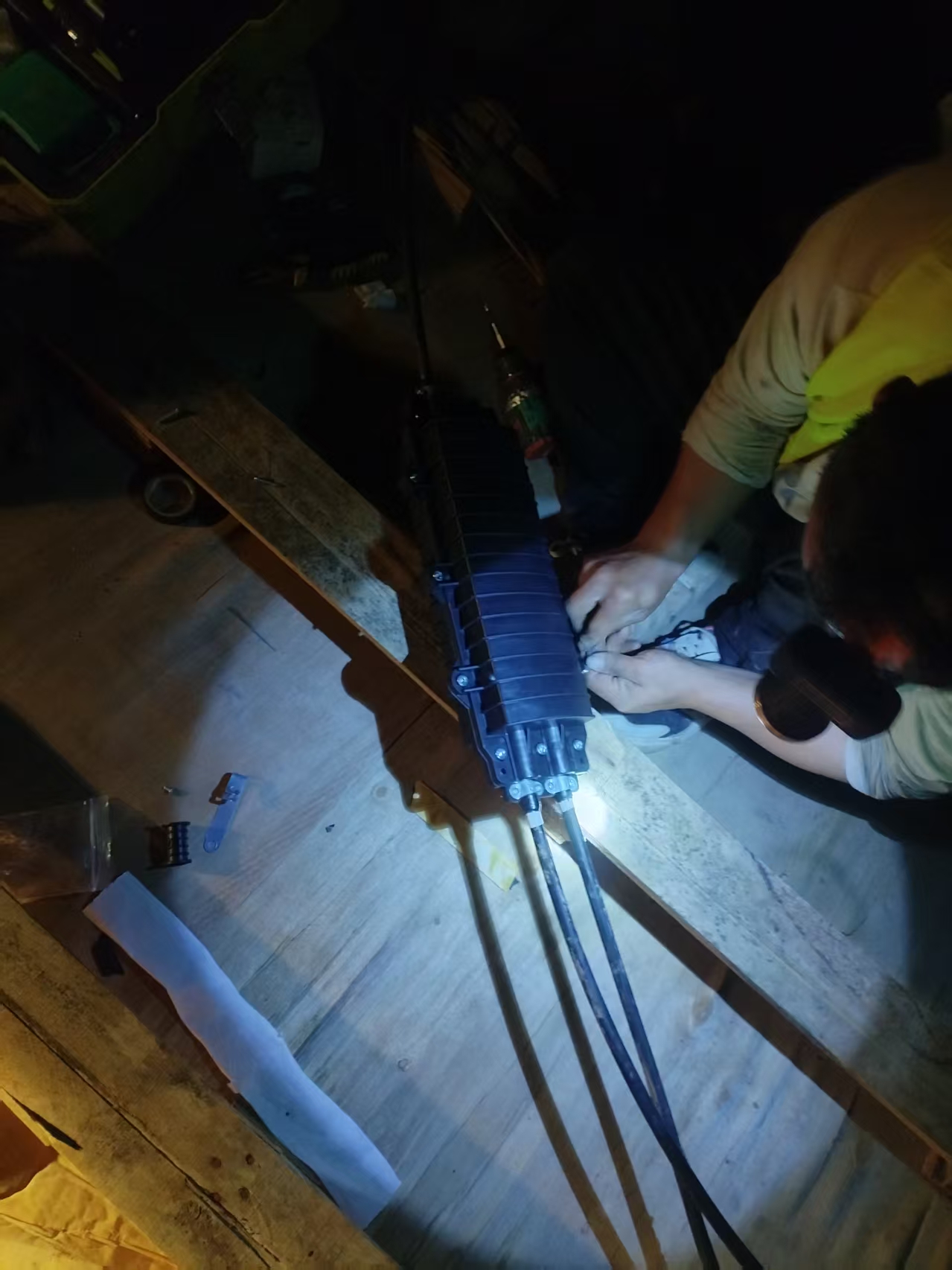 夜间光缆熔接作业